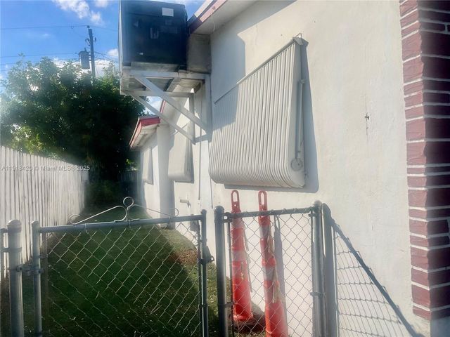 6510 Garfield St, Hollywood, FL 33024