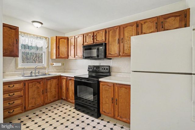 141 PAPERMILL RD, Barto, PA 19504