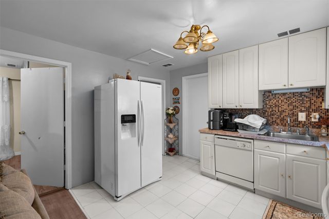 1325 E Lake Drive, Novi, MI 48377