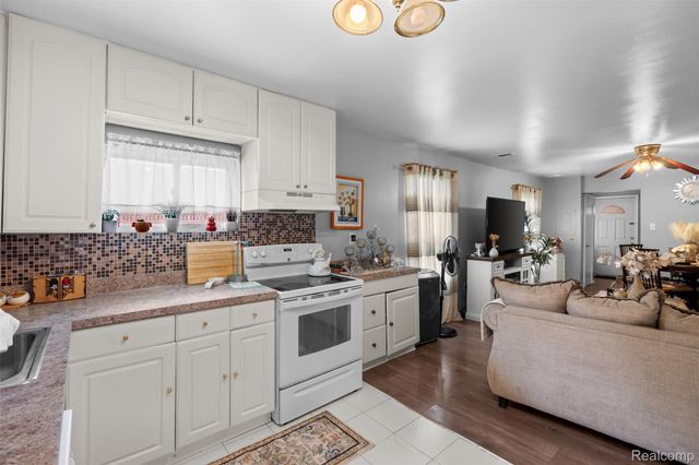 1325 E Lake Drive, Novi, MI 48377