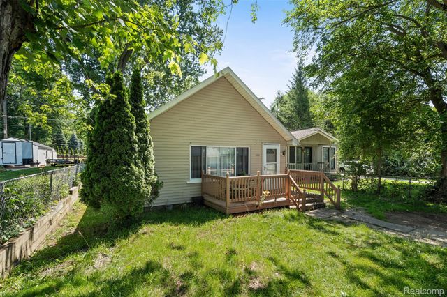 1325 E Lake Drive, Novi, MI 48377