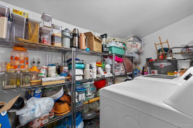 1325 E Lake Drive, Novi, MI 48377