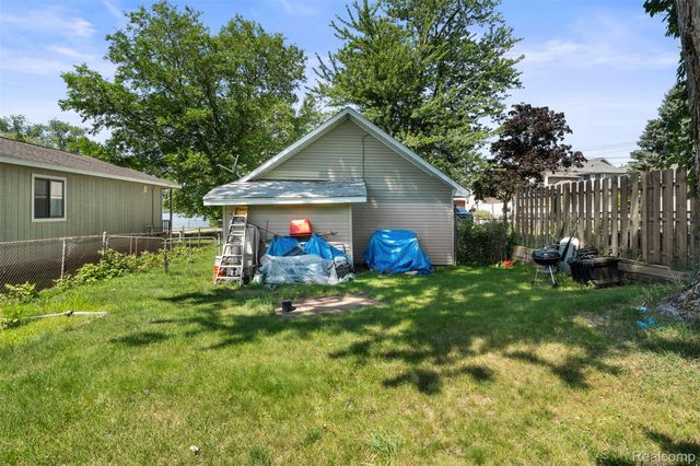 1325 E Lake Drive, Novi, MI 48377