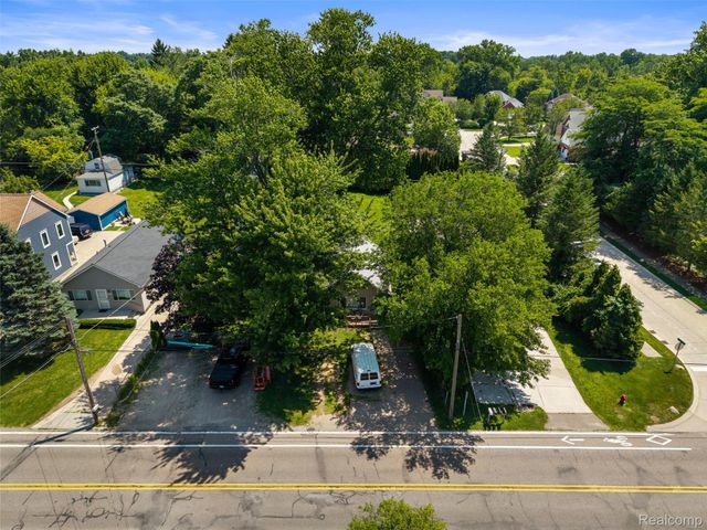 1325 E Lake Drive, Novi, MI 48377