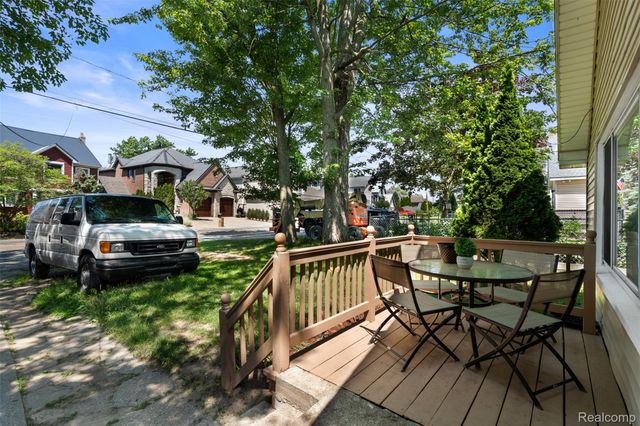 1325 E Lake Drive, Novi, MI 48377