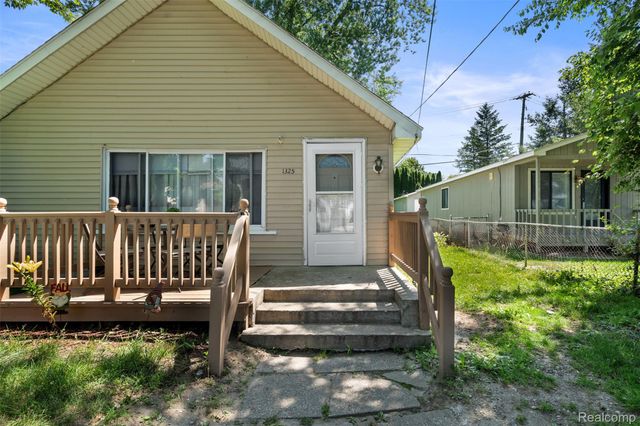 1325 E Lake Drive, Novi, MI 48377