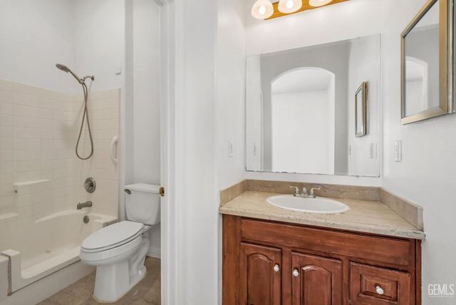 8615 Vincenso Way, Bakersfield, CA 93313