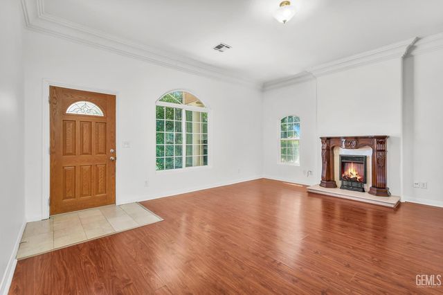 8615 Vincenso Way, Bakersfield, CA 93313