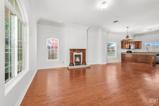 8615 Vincenso Way, Bakersfield, CA 93313