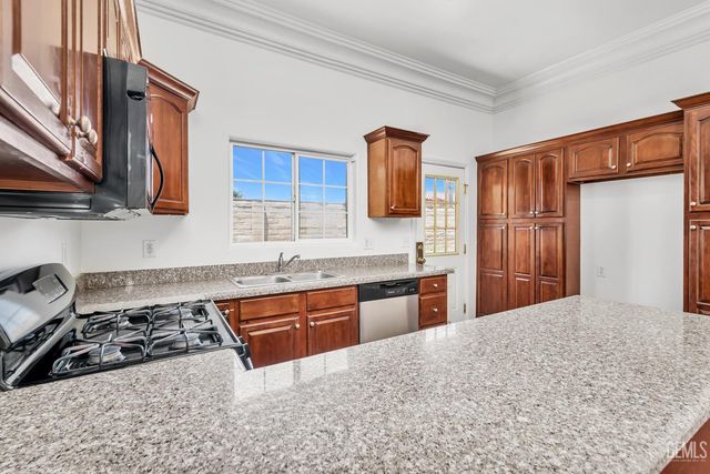 8615 Vincenso Way, Bakersfield, CA 93313