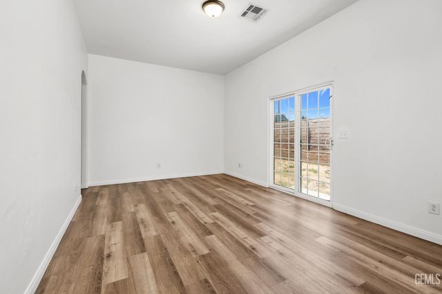 8615 Vincenso Way, Bakersfield, CA 93313