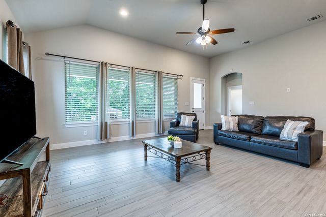 615 ABBOTT RDG, St Hedwig, TX 78152
