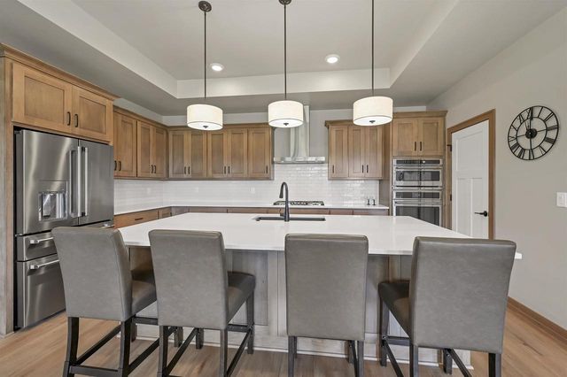 1629 N HONEYSUCKLE CIRCLE, De Pere, WI 54115
