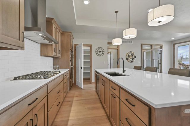 1629 N HONEYSUCKLE CIRCLE, De Pere, WI 54115