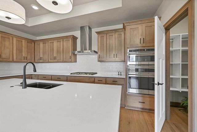 1629 N HONEYSUCKLE CIRCLE, De Pere, WI 54115