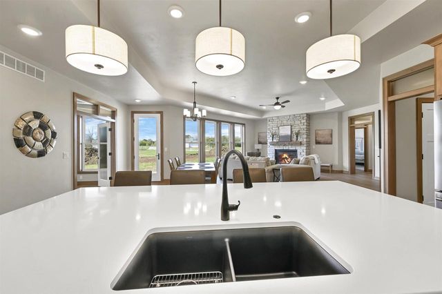 1629 N HONEYSUCKLE CIRCLE, De Pere, WI 54115