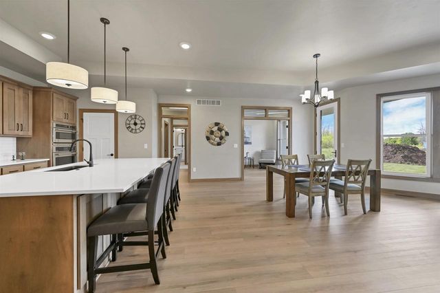 1629 N HONEYSUCKLE CIRCLE, De Pere, WI 54115