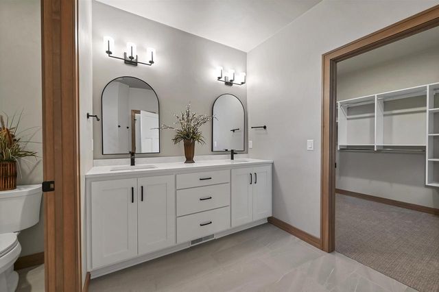 1629 N HONEYSUCKLE CIRCLE, De Pere, WI 54115
