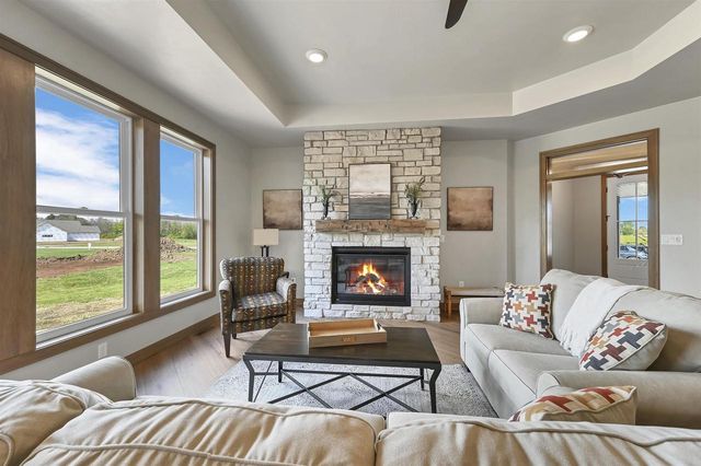 1629 N HONEYSUCKLE CIRCLE, De Pere, WI 54115