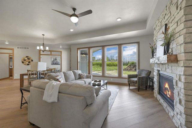 1629 N HONEYSUCKLE CIRCLE, De Pere, WI 54115