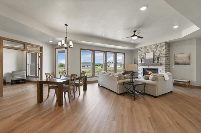 1629 N HONEYSUCKLE CIRCLE, De Pere, WI 54115