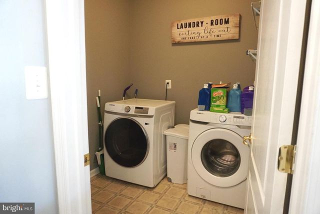 1686 CARRIAGE DR, Williamstown, NJ 08094