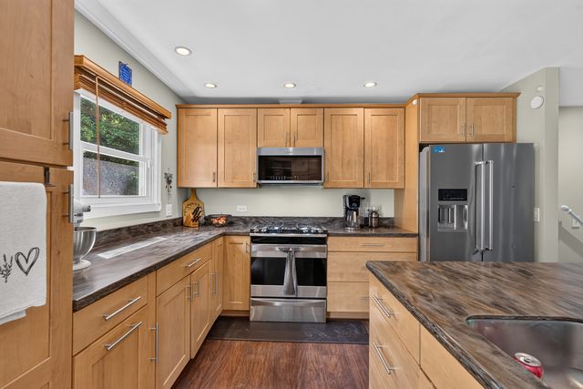 919 W Dale Avenue, Lakemoor, IL 60051