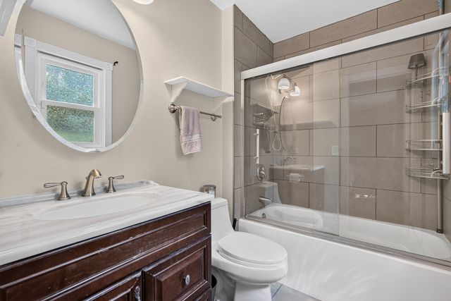 919 W Dale Avenue, Lakemoor, IL 60051