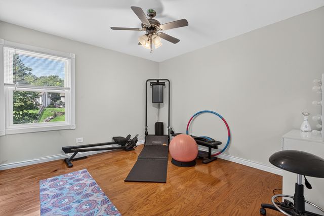 919 W Dale Avenue, Lakemoor, IL 60051
