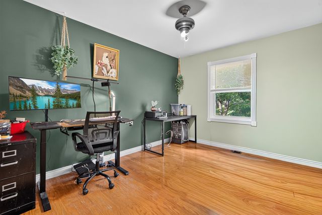 919 W Dale Avenue, Lakemoor, IL 60051