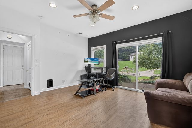 919 W Dale Avenue, Lakemoor, IL 60051