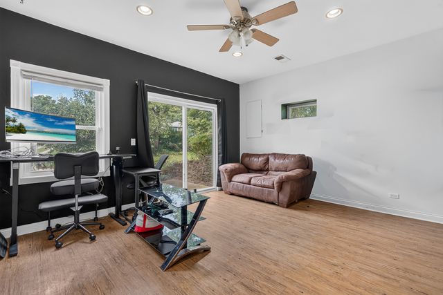919 W Dale Avenue, Lakemoor, IL 60051