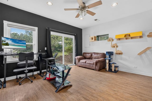 919 W Dale Avenue, Lakemoor, IL 60051