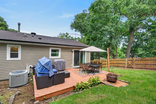 919 W Dale Avenue, Lakemoor, IL 60051