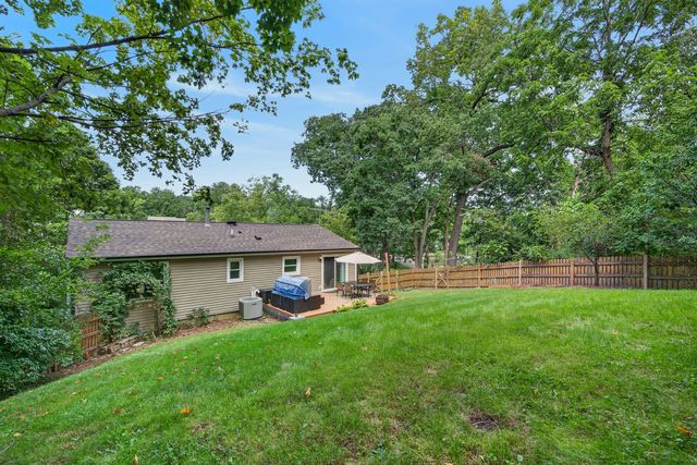 919 W Dale Avenue, Lakemoor, IL 60051