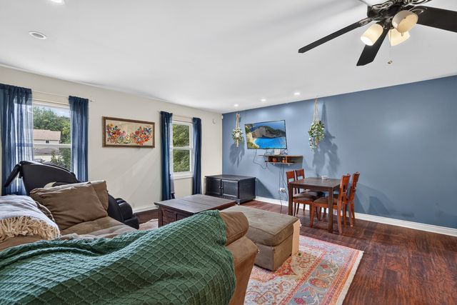 919 W Dale Avenue, Lakemoor, IL 60051