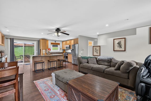 919 W Dale Avenue, Lakemoor, IL 60051