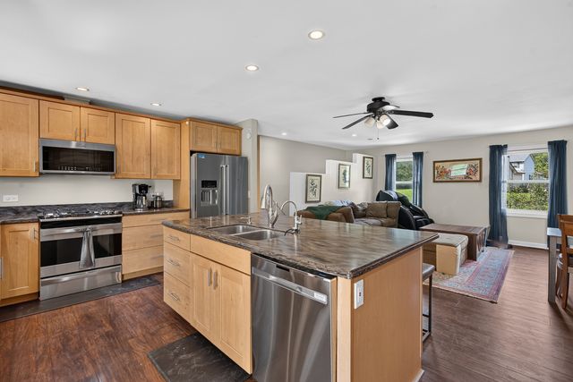 919 W Dale Avenue, Lakemoor, IL 60051