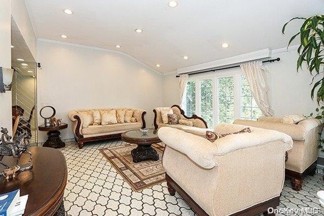 461 Elm Drive, Roslyn, NY 11576