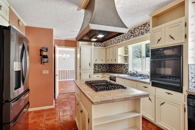 3300 Roberts Matthews Hwy, Sparta, TN 38583