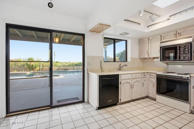 6090 E River Road, Tucson, AZ 85750