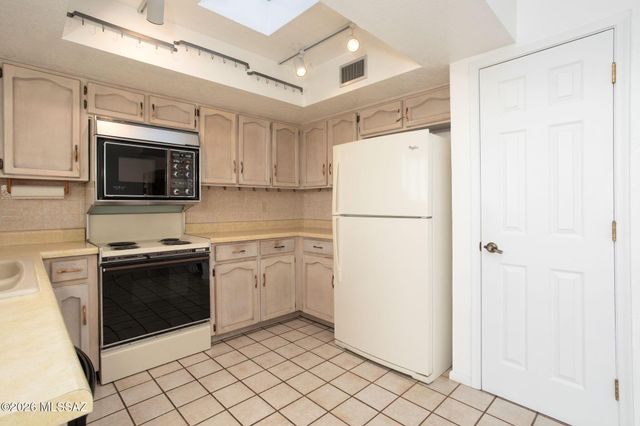 6090 E River Road, Tucson, AZ 85750