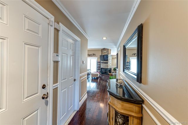 240 Pond View Lane, Smithtown, NY 11787