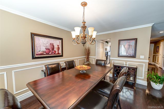 240 Pond View Lane, Smithtown, NY 11787