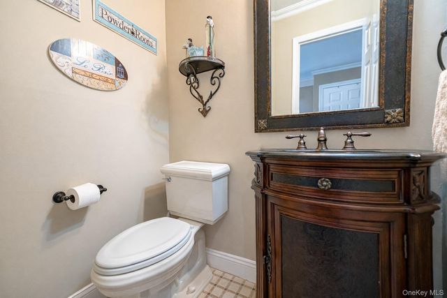 240 Pond View Lane, Smithtown, NY 11787