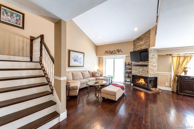 240 Pond View Lane, Smithtown, NY 11787