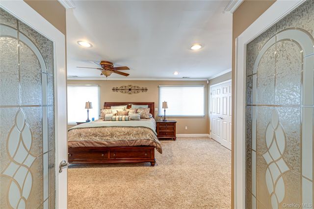 240 Pond View Lane, Smithtown, NY 11787