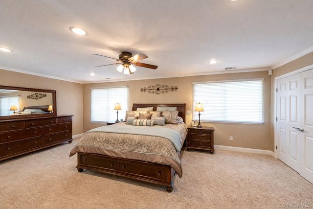 240 Pond View Lane, Smithtown, NY 11787