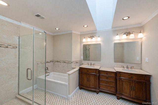 240 Pond View Lane, Smithtown, NY 11787