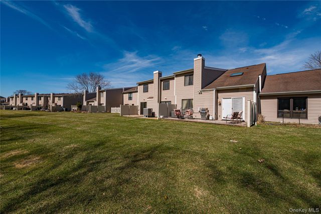 240 Pond View Lane, Smithtown, NY 11787